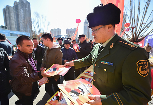3月11日，消防官兵向市民们分发材料普及鉴别消防产品真伪常识。当日，呼和浩特市消防支队联合市工商局、质监局以及多家消防示范单位举行“假冒伪劣消防产品集中销毁活动”，公开销毁了10大类，530件（套）假冒伪劣和不合格消防产品。