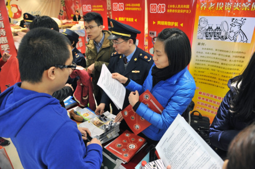 3月11日，北京月坛工商所干部和质检机构工作人员在长安商场向市民讲解“新消费”领域维权事项。新华社记者 张旭 摄