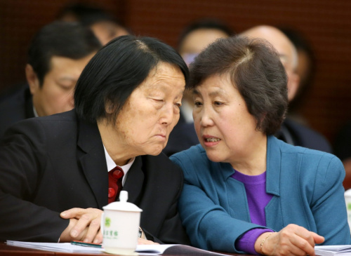 3月6日，申纪兰代表（左）同郭凤莲代表在山西代表团会议开始前交流。新华社记者 陈建力 摄