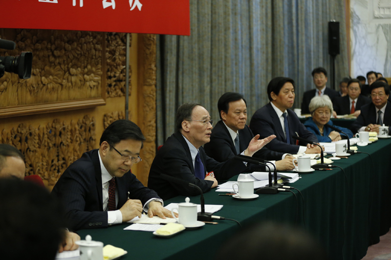 3月11日，中共中央政治局常委、中央纪委书记王岐山参加十二届全国人大四次会议贵州代表团的审议。新华社记者 鞠鹏 摄