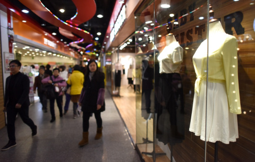 3月12日，广州市民在商场选购商品。当日，据国家统计局公布的数据显示，2016年1-2月社会消费品零售总额52910亿元，同比名义增长10.2%，继续保持平稳较快增长。新华社记者 卢汉欣 摄
