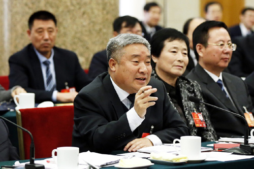 全国人大代表陈温福在发言中强调，要大力推进农业创新，转变农业发展方式，走可持续发展的现代农业之路。