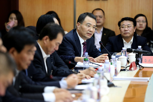 全国政协委员徐冠巨认为，发展现代化农业，不能盲目学习国外经验，而应注意不同地区差异，走发展精致农业和农产品深加工的道路。