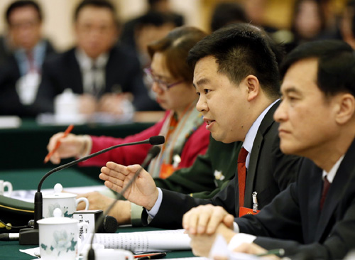全国人大代表高亚飞说，要完善相关法律法规，制定科学的标准，提高监管力度，确保农产品和食品安全。