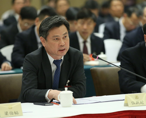 全国政协委员伍跃时说，目前农业保险存在品种少、保额低等问题，应扩大对农业保险的支持力度，提高保额标准和赔偿水平。