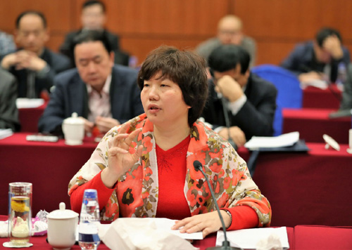 全国政协委员吴爱红建议重视职业农民培养，如在大学开设相关专业等。