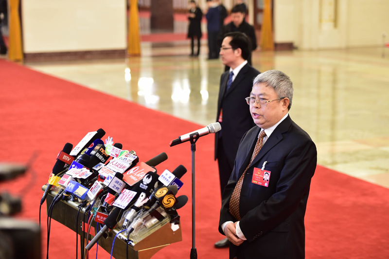 这是国务院扶贫办主任刘永富在会前接受媒体采访。新华社记者 刘军喜 摄