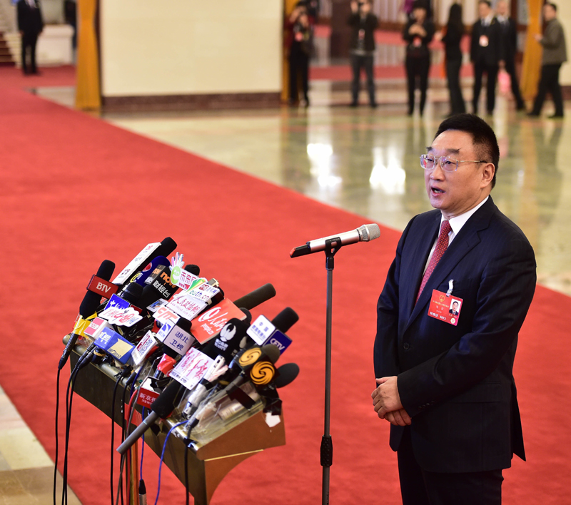 这是水利部部长陈雷在会前接受媒体采访。新华社记者 刘军喜 摄