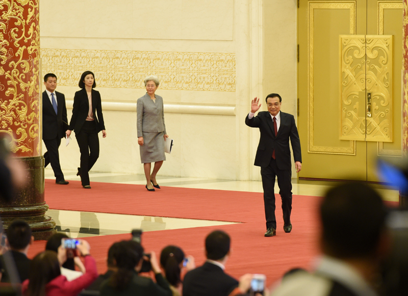 3月16日，国务院总理李克强在北京人民大会堂与中外记者见面，并回答记者提问。这是李克强步入会场。新华社记者王晔摄