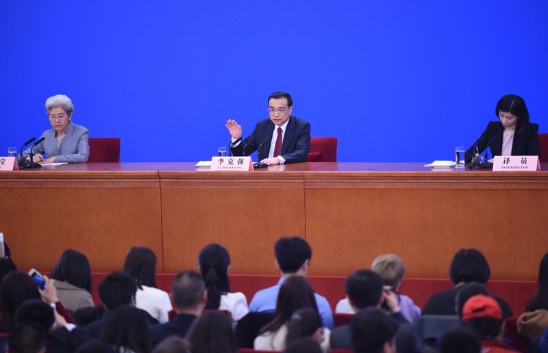 3月16日，国务院总理李克强在北京人民大会堂与中外记者见面，并回答记者提问。新华社记者 张铎 摄