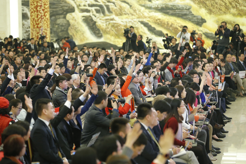 这是记者在会上举手提问。新华社记者 鞠鹏 摄