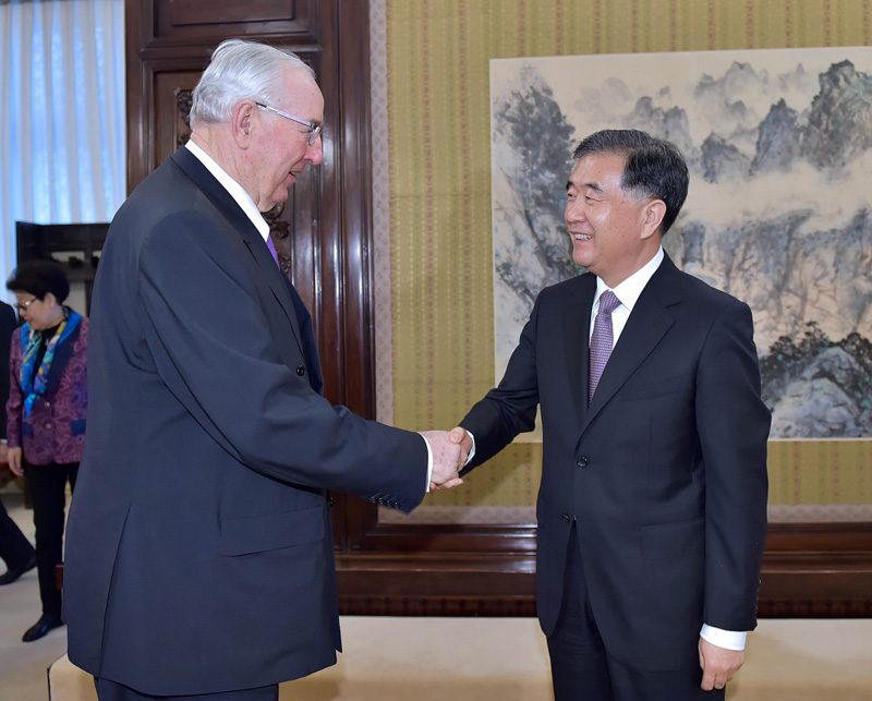 3月16日，中国国务院副总理汪洋在北京中南海紫光阁会见由英国怡和集团主席亨利·凯瑟克爵士率领的企业联合代表团一行。