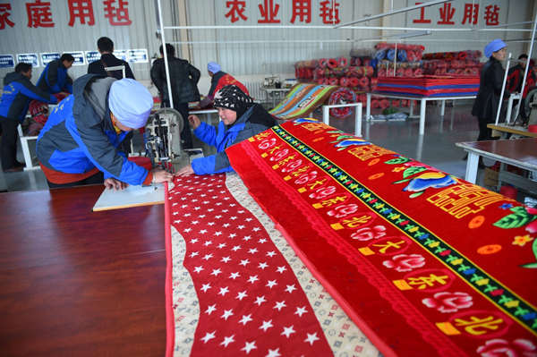 宁夏同心县同德慈善园区一家毛毡加工企业员工在加工毛毡（3月15日摄）。新华社记者 王鹏 摄