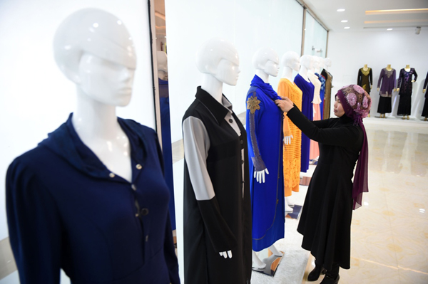 宁夏同心县同德慈善园区一家穆斯林服饰加工企业员工在整理生产的服装（3月15日摄）。新华社记者 王鹏 摄