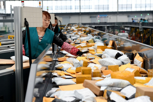 3月18日，义乌国际邮件互换局工作人员在分拣出口邮件。新华社发（龚献明 摄）