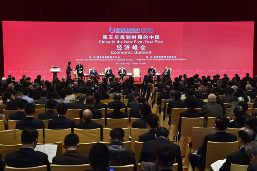 这是经济峰会中的“砥砺前行的世界经济”会场（3月19日摄）。当日，由国务院发展研究中心主办、中国发展研究基金会承办的“中国发展高层论坛2016”经济峰会在北京钓鱼台举行。峰会以“新五年规划时期的中国”为主题，围绕“十三五”时期的改革发展、全面建成小康社会、稳健货币政策、对外开放、深化财税体制改革等议题进行探讨。