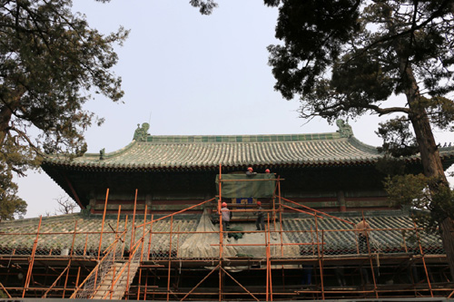 3月19日，在山东省邹城市孟庙景区，维修人员对亚圣殿进行修缮。2013年10月起，孟子故里山东省邹城市启动“三孟”文化遗产保护性修缮工程，对孟庙、孟府、孟林的古建筑、路面、围墙、柱墩等进行保护性修缮。目前，各项修缮工程正在有序进行中，预计将于2016年8月全面完工。