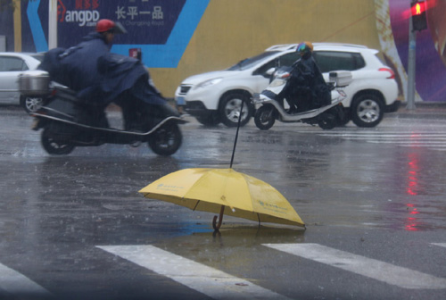 3月21日，广东汕头持续降雨，市民冒雨出行。19日到21日早晨，粤北市县出现了暴雨到大暴雨。预计21日-23日，粤北、珠江三角洲和粤东市县有暴雨局部大暴雨，局地伴有强降雨和雷雨大风等天气。根据《广东省气象灾害应急预案》规定，广东省重大气象灾害应急办公室决定于2016年3月21日08时00分升级气象灾害（暴雨）Ⅳ级应急响应为Ⅲ级应急响应。