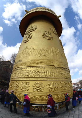 3月22日，当地群众在云南香格里拉独克宗古城内转动巨型转经筒。