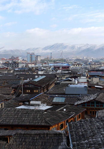这是云南香格里拉独克宗古城和远处的新城一景（3月22日摄）。