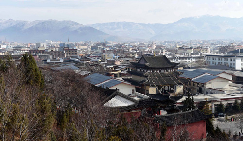 这是云南香格里拉独克宗古城和远处的新城一景（3月22日摄）。