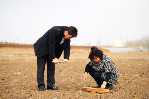 3月22日，巴彦淖尔市农业气象试验站工作人员进行土壤墒情普查。近期，有“塞外粮仓”之称的内蒙古河套平原灌区出现潮塌，春小麦适宜播种期将大幅度缩短，或会出现不能适时播种现象。当地已发布潮塌预警。潮塌是河套地区春小麦播种期间的一种渍害。随着土壤解冻，持续偏高的气温使得土壤水分迅速上潮，当表层土壤水分含量出现饱和状态时，造成土壤过湿，不能进行耕作而形成灾害。