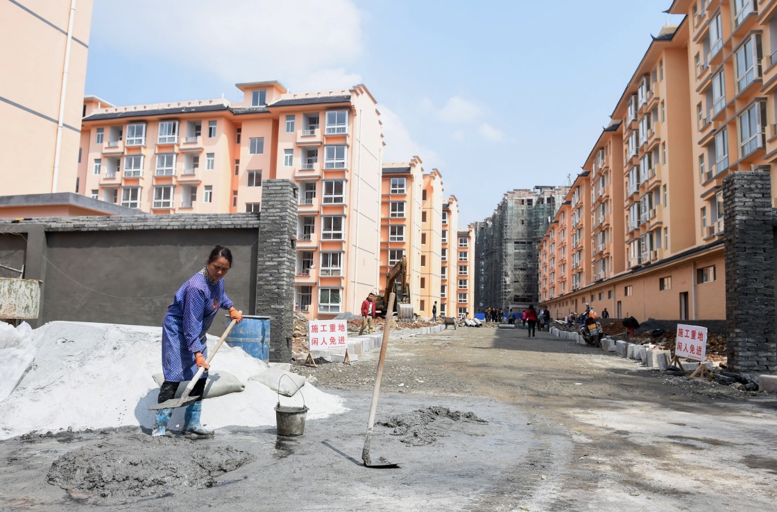 3月25日，工作人员在的贵州榕江县酒厂移民安置点内施工。为减少偏远地区农村贫困人口，贵州省2012年5月启动扶贫生态移民工程，计划在9年内投资1600亿元，将全省204.3万居住在深山区、高寒山区和石漠化地区的贫困群众搬迁到城镇地区，通过人口城镇化消除贫困。截至目前，贵州共为生态移民建设457个安置点、10万余套住房，超过42万人完成搬迁。2016年，贵州省计划投资270个亿，实施易地扶贫搬迁45万人。预计“十三五”期间，贵州将通过易地扶贫搬迁使130万人脱贫。新华社记者 欧东衢 摄