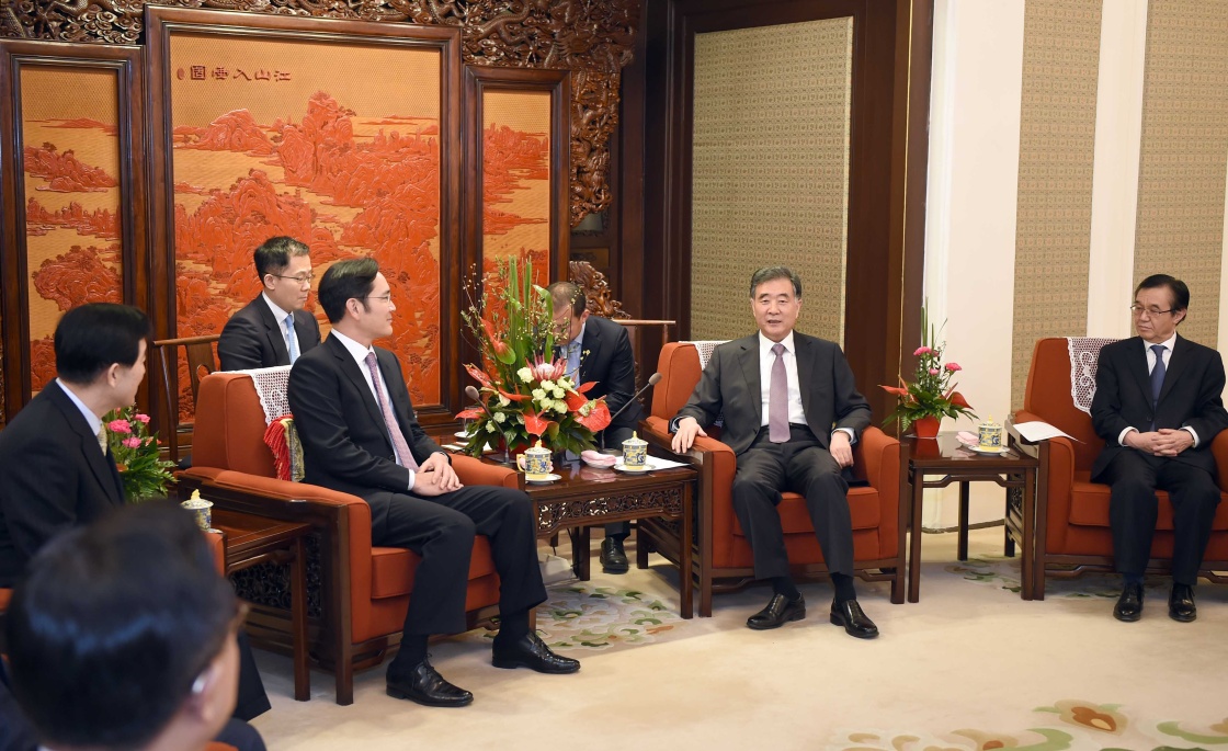 3月25日，中国国务院副总理汪洋在北京中南海紫光阁会见来华出席博鳌亚洲论坛年会的韩国三星集团副会长李在镕一行。新华社记者 张铎 摄