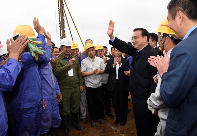 这是3月25日，李克强在博鳌乐城国际医疗旅游先行区项目建设工地看望施工人员。