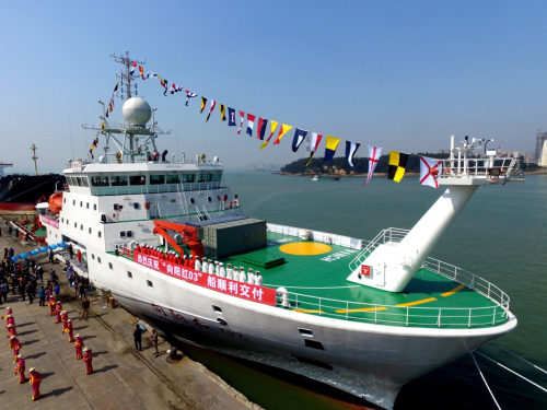 3月26日，我国先进的4500吨级海洋综合科考船——“向阳红03”船在厦门交付使用，并入列国家海洋调查船队。“向阳红03”船总长99.6米，设计排水量4800吨，续航力15000海里，载员能力80人，具备进行高精度、长周期的综合海洋环境观测、探测及保真取样和现场分析能力，是一艘全球无限航区的现代化综合科考船。新华社记者 万后德 摄