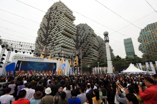 3月26日，各界嘉宾在海南三亚市出席首届“海南国际旅游贸易博览会”开幕式。当日，首届“海南国际旅游贸易博览会”在海南省三亚市开幕。据了解，本届博览会将举办包括“海南会展业创新发展高峰论坛”“海南国际旅游岛商业高峰论坛”“海南省电子商务发展暨招商推介会”等论坛及免税商品采购大会、酒店餐饮采购大会和海淘大会等专业商品洽谈会，以及海南礼品展览展销，艺术品、名车、旅游装备、旅游景点（区）、旅游线路和旅游新业态展示等活动。新华社记者 李明放 摄
