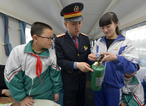 3月27日，兰州铁路局银川客运段乘务员（中）在指导学生正确使用列车上的消防器材。当日，为迎接即将到来的3月28日全国中小学生安全教育日，兰州铁路局银川客运段开展主题活动，邀请银川中小学生登上列车，了解乘坐火车时要注意的安全事项，学习遇到突发事件时应采取的必要措施。