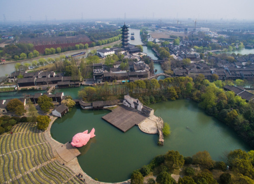 3月27日，粉红色的“浮鱼”首次亮相水乡乌镇西栅景区水剧场。这件作品是“大黄鸭之父”弗洛伦泰因·霍夫曼根据乌镇西栅景区内“水剧场”的空间环境而创作，也是即将开幕的“乌镇国际当代艺术邀请展”的重要参展作品之一。3月28日至6月26日，“乌镇国际当代艺术邀请展”将在浙江省桐乡市乌镇景区内举行，展览汇集来自15个国家和地区的40位（组）艺术家的55组（套）130件作品，包括绘画、雕塑、摄影、装置、影像、动画、行为、声音等多媒介方式。新华社记者 徐昱 摄