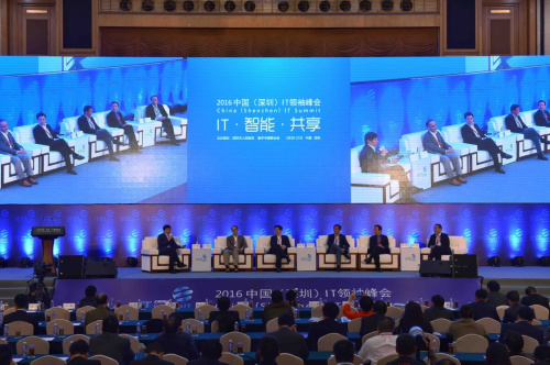 由深圳市人民政府和数字中国联合会共同主办的2016中国（深圳）IT领袖峰会在深圳开幕。此次峰会主题为“IT·智能·共享”，举行包括高端对话、主题论坛等一系列活动，众多IT届人士出席。新华社记者 毛思倩 摄