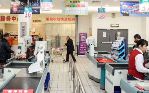 这是齐齐哈尔市大润发超市建华店设立在收银台附近的“快检点”（3月27日摄）。在黑龙江省齐齐哈尔市润泰商业有限公司大润发超市建华店，设在收银台附近的果蔬农残快速检测点十分醒目。“快检点”的检测人员每天早上将超市新进蔬菜水果进行农药残留抽样检测，如果发现果蔬农药残留超标，即将该批次果蔬封存并报备至齐齐哈尔市建华区食品药品监督管理局。据介绍，齐齐哈尔市目前共有6家大型超市设有“快检点”，检测人员资质由食品药品监督管理局审核。新华社记者 王松 摄
