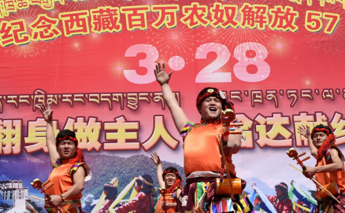 3月27日，拉萨市城关区民间艺术团演员表演《吉祥芒康》。新华社记者 觉果 摄