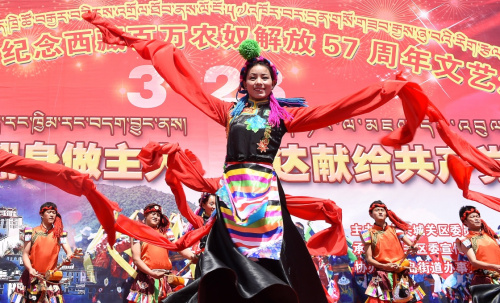 3月27日，拉萨市城关区民间艺术团演员表演《吉祥芒康》。当日，拉萨市城关区举行文艺演出活动，庆祝即将到来的西藏百万农奴解放纪念日。2009年1月19日，西藏自治区九届人大二次会议决定，将每年3月28日定为西藏百万农奴解放纪念日。新华社记者 觉果 摄