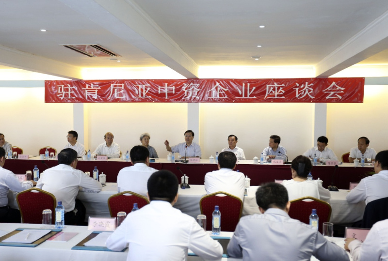这是3月26日，张德江在肯尼亚蒙巴萨主持中资企业座谈会。新华社记者 丁林 摄