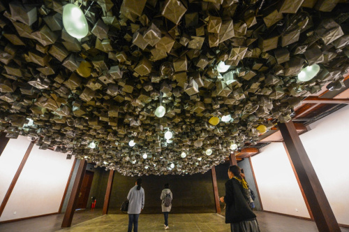 这是参展艺术家碧娜里·桑比塔的装置作品《任何事物都可以被打破》（3月27日摄）。3月27日，“乌镇国际当代艺术邀请展”在浙江省桐乡市乌镇景区内开幕，展览汇集了来自15个国家和地区的40位（组）著名艺术家的55组（套）130件作品。参展作品包括绘画、雕塑、摄影、装置、影像、动画、行为、声音等多媒介方式。其中，有12位艺术家的作品是根据展览主题、经过对乌镇的考察，专门为这次展览精心创作的新作品。本次国际邀请展将一直延续到6月26日。新华社记者 徐昱 摄