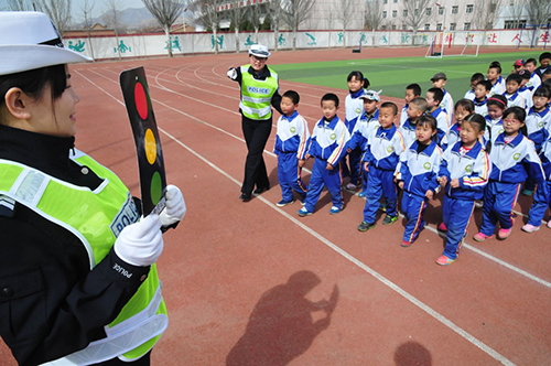 3月28日，山西省广灵县壶泉小学学生在交警的带领下模拟过斑马线。
