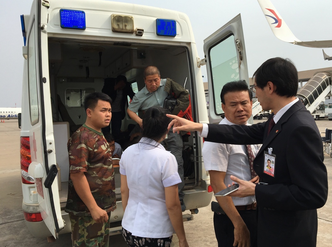3月27日，在老挝首都万象国际瓦岱机场，东方航空公司万象营业部总经理万里（右一）在机场指挥协调。23日晚，一辆从中国云南昆明开往老挝首都万象的国际班车，在行驶至老挝北部卡西县境内时，遭不明身份人员枪击，车上6名中国公民受伤，其中2人伤势较重。事件发生后，中国驻老挝使领馆、中国驻老媒体、中资机构与在老中国同胞迅速行动，发起了一场爱心接力，为受伤的中国同胞搭起了一座生命之桥。新华社发（任保国 摄）