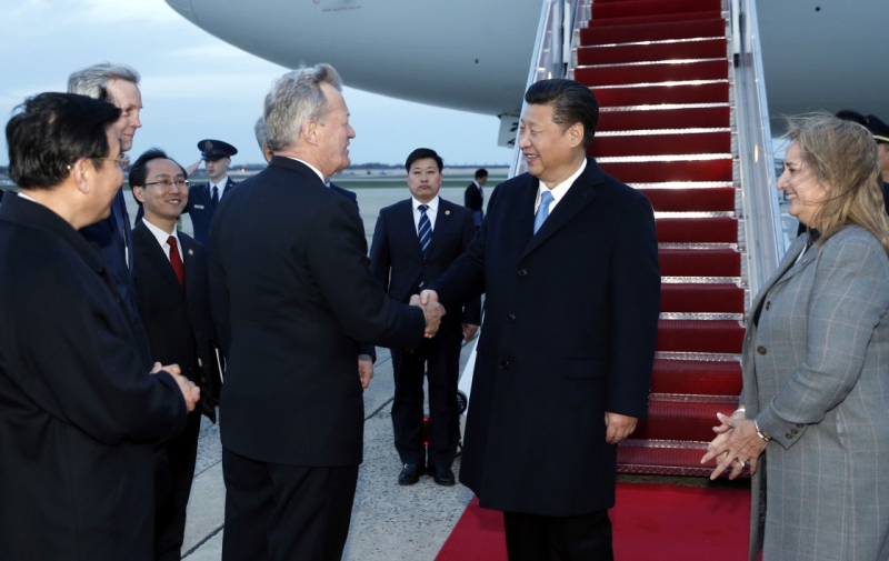 3月30日，国家主席习近平抵达美国首都华盛顿，应美国总统奥巴马邀请，出席第四届核安全峰会。美国政府高级官员到机场迎接习近平。新华社记者 鞠鹏 摄