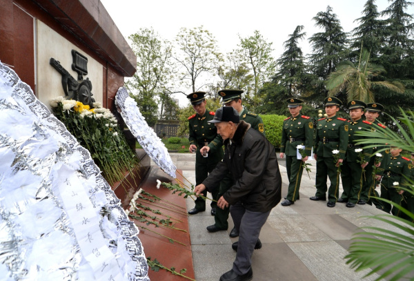 3月31日，邱少华老人在邱少云烈士纪念碑前向哥哥献花。当日，武警重庆总队一支队官兵与邱少云的弟弟邱少华老人来到重庆市铜梁区邱少云烈士纪念馆，将哀思和敬意献给英雄。新华社发 曹峰 摄