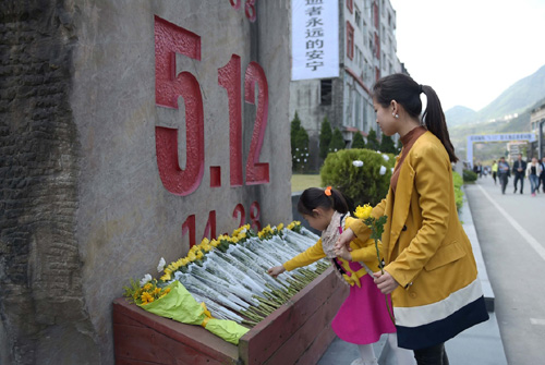 4月3日，群众在北川老县城为地震遇难者献花。
