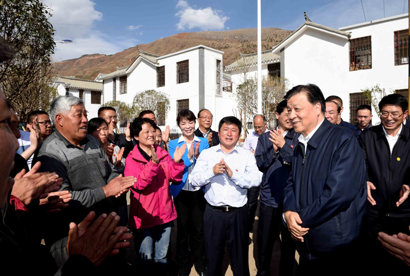 3月30日至4月2日，中共中央政治局常委、中央书记处书记刘云山在四川、云南调研。这是4月1日，刘云山在云南鲁甸县龙头山镇甘家寨考察震后重建安置情况时同村民亲切交谈。