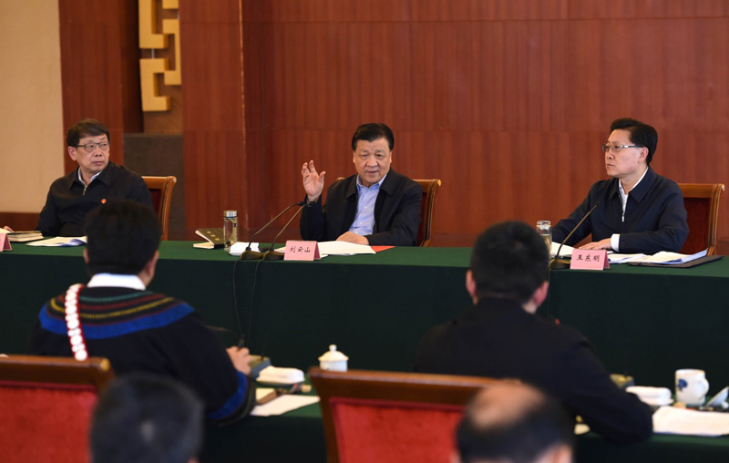 3月30日至4月2日，中共中央政治局常委、中央书记处书记刘云山在四川、云南调研。这是3月31日，刘云山在四川西昌召开脱贫攻坚工作座谈会。