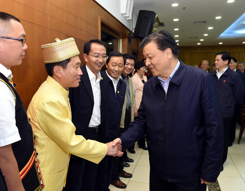 3月30日至4月2日，中共中央政治局常委、中央书记处书记刘云山在四川、云南调研。这是4月2日，刘云山在云南临沧召开脱贫攻坚座谈会时与基层干部亲切交谈。