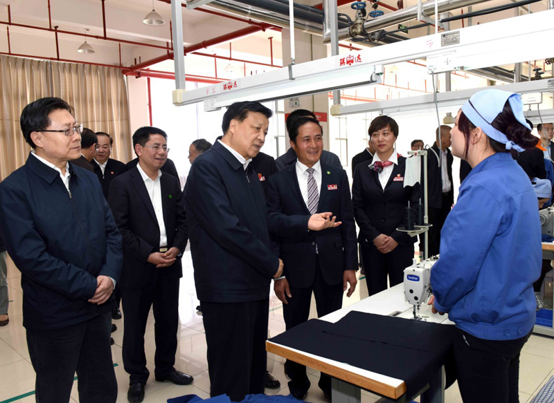 3月30日至4月2日，中共中央政治局常委、中央书记处书记刘云山在四川、云南调研。这是3月30日，刘云山在四川雅安芦山县产业集中区了解企业生产和灾后群众就业安置情况。