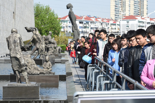4月4日，参观者排队进入南京大屠杀遇难同胞纪念馆。当日是清明节，南京大屠杀遇难同胞纪念馆迎来众多参观凭吊者。从早晨开馆起，南京市民、学生和外地游客在馆前排队，遇难者名单墙、国家公祭鼎、悼念广场等处摆满了人们祭献的鲜花。