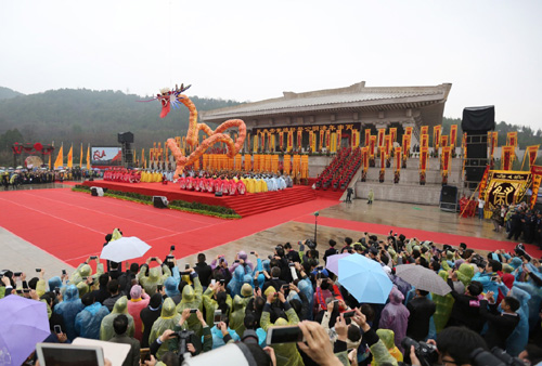 这是公祭典礼现场（4月4日摄）。4月4日，“丙申（2016）年清明公祭轩辕黄帝典礼”在陕西省黄陵县桥山黄帝陵祭祀广场隆重举行。万余名海内外中华儿女参加仪式，共同缅怀中华民族的人文始祖——轩辕黄帝。